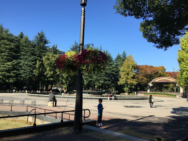 日比谷公園でポケモンGOをする子ども