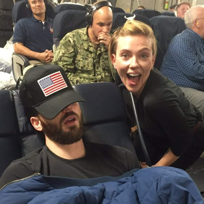 Scarlett Johansson goofing on Chris Evans while he was sleeping : 口を開けて爆睡中のキャプテン・アメリカのクリス・エヴァンズをおちょくらずにはいられないブラック・ウィドウのスカーレット・ジョハンソン ! !