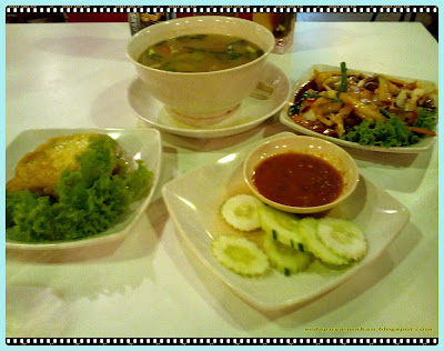 telur dadar, paprik ayam, sup ayam, sambal timum