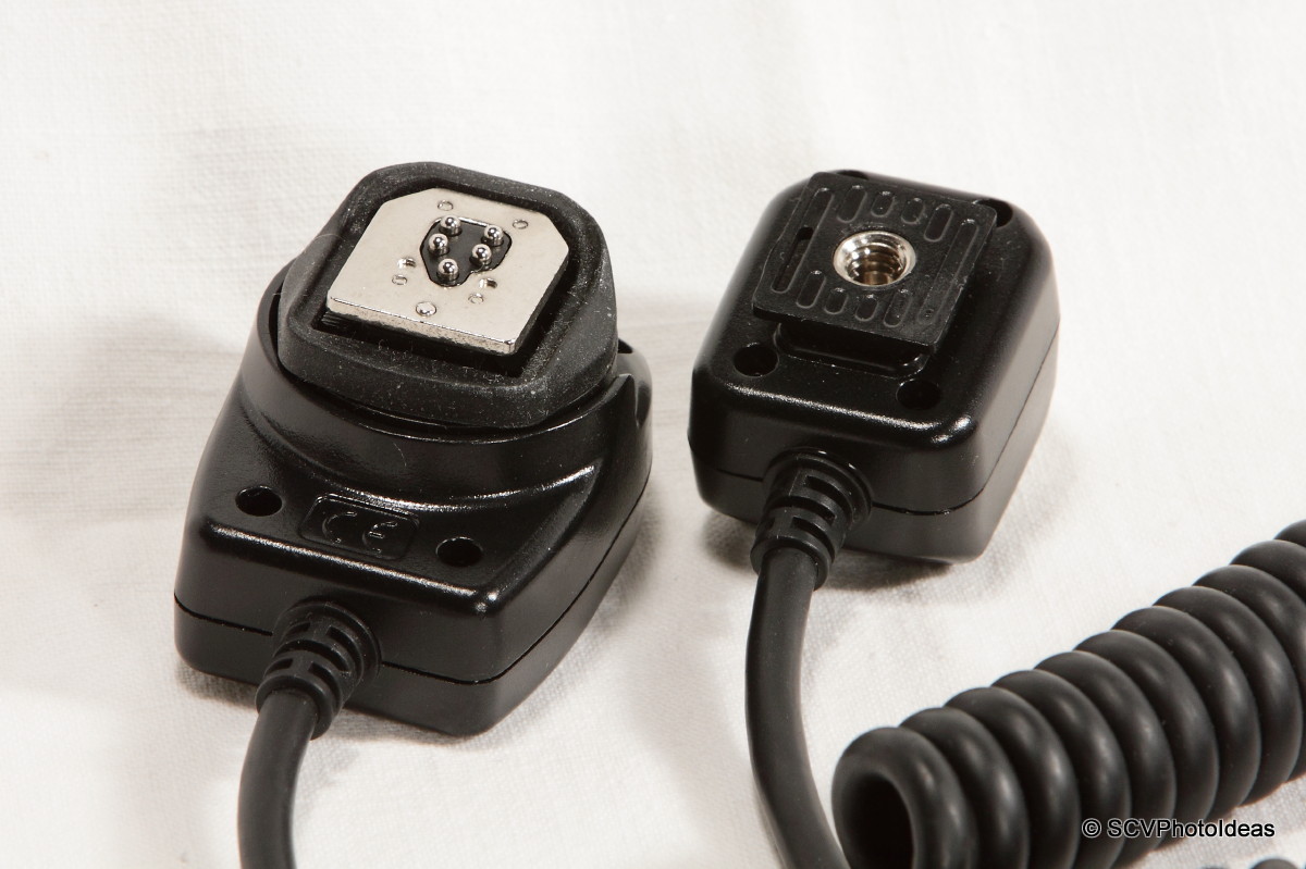 Meike OE-C3 Off-Camera Shoe Cord - connectors bottom detail