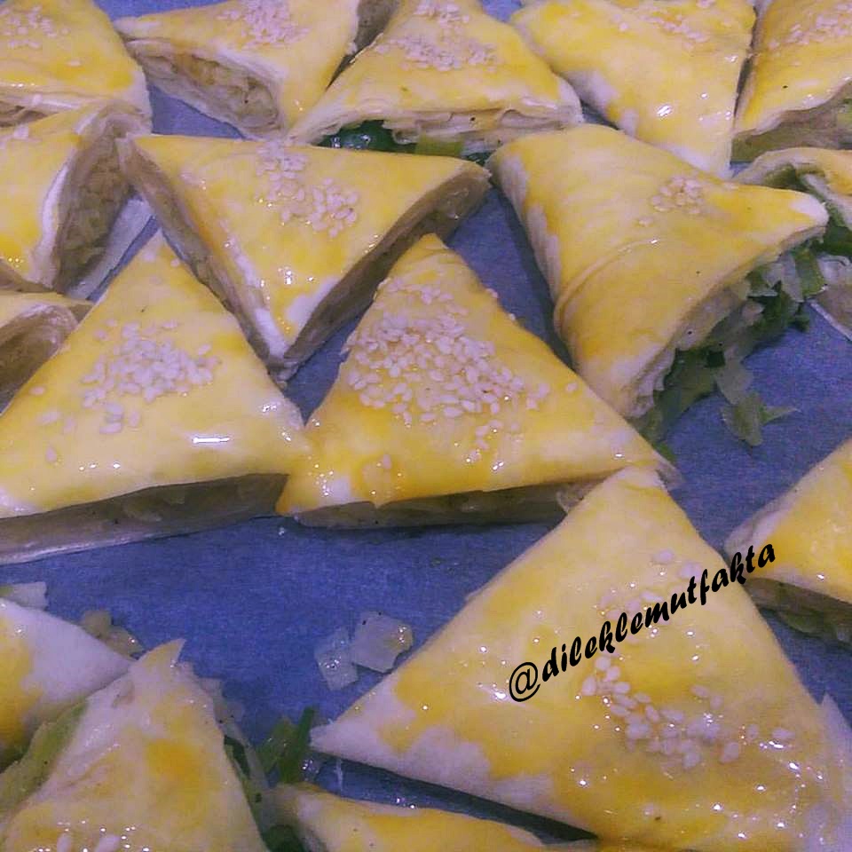 Hazır Yufkadan Çıtır Çıtır Pırasalı ve Patatesli Üçgen Börek Dilek�le