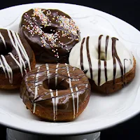 http://www.bakingsecrets.lt/2017/02/amerikietiskos-spurgos-video-doughnuts.html