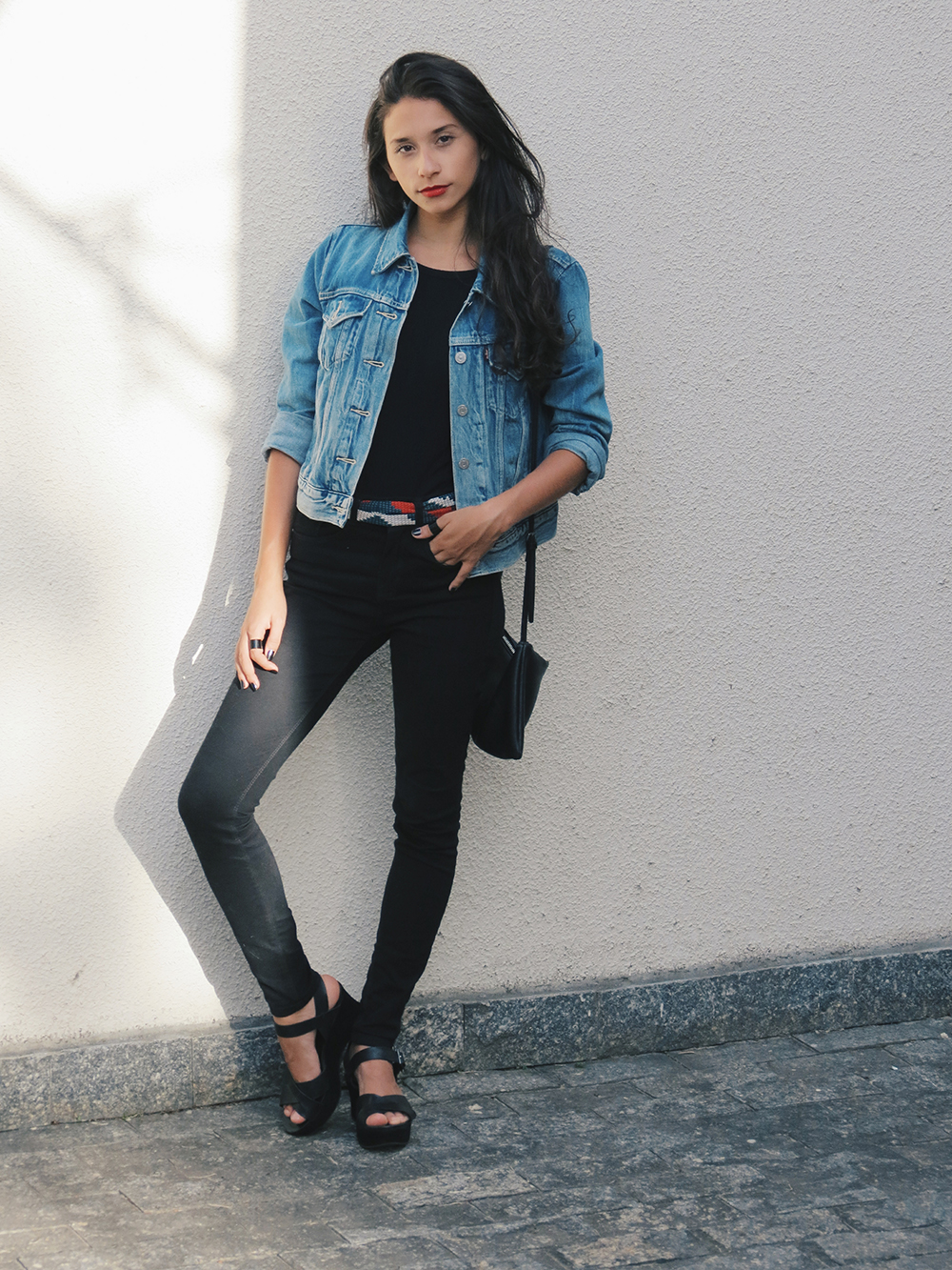 blusa preta com calça jeans