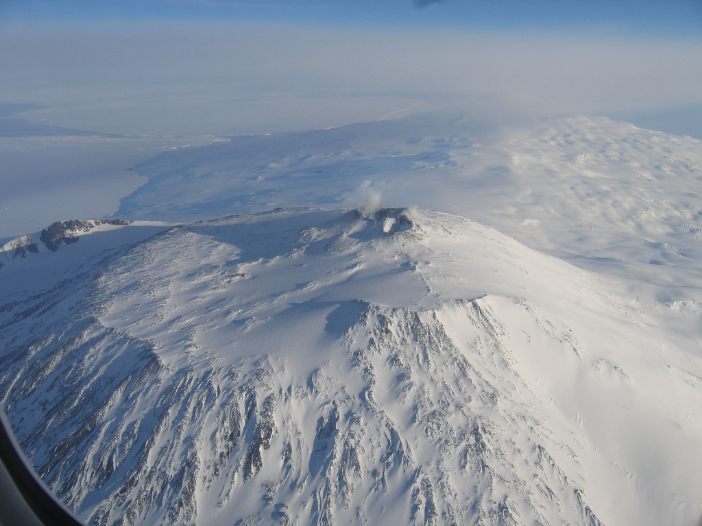 Вулкан эребус в антарктиде координаты. Эребус Антарктида. Эребус Бог. Эребус пирамида. Эребус высота.