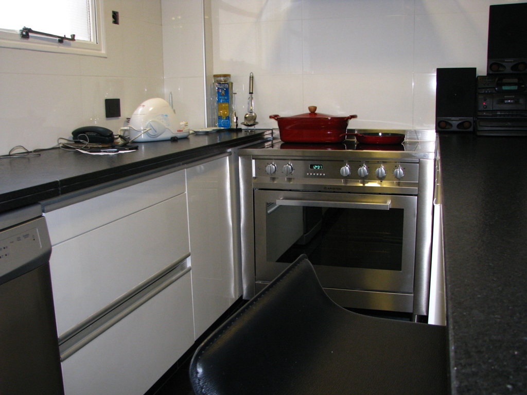 Muebles de Cocina, Comedor, Living, Baño, Dormitorio, Bachas, Mesadas y