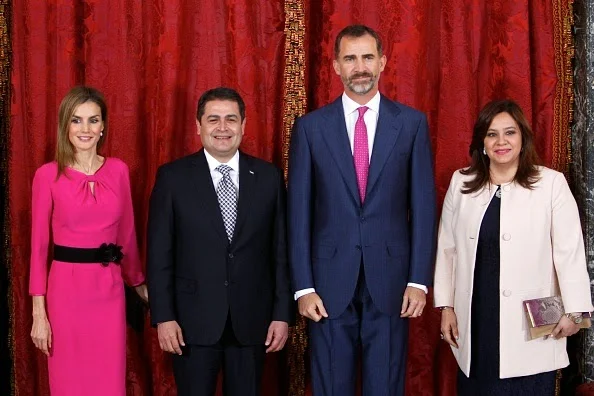  King Felipe VI of Spain (2R) and Queen Letizia of Spain (L) receive President of Honduras Juan Orlando Hernandez Alvarado (2L) and wife Ana Rosalinda Garcia (R) at the Royal Palace on 01.10.2014 in Madrid, Spain.