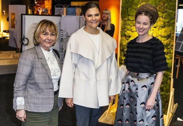 Crown Princess Victoria wore Gianvito Rossi Levy ankle boots, carries Valentino Small chain shoulder bag. wide-collar coat long sleeve