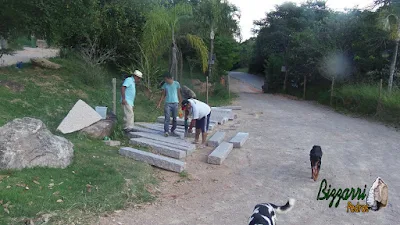 Bizzarri fazendo o que gosta, garimpando pedra na pedreira. Escolhendo pedra folheta de um tipo de granito de cor rosa, sendo folheta de pedra para construção de guias de pedra, caminho de pedra e escada de pedra. Uma pedra muito apropriada para escada de pedra no jardim pois já é o patamar da escada com o espelho já na própria pedra.