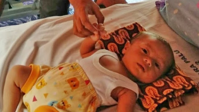 Allahu Akbar! Terseret Tsunami Palu, Bayi 2 Bulan Ditemukan Selamat Tersangkut Diatas Pohon Allahu Akbar! Terseret Tsunami Palu, Bayi 2 Bulan Ditemukan Selamat Tersangkut Diatas Pohon