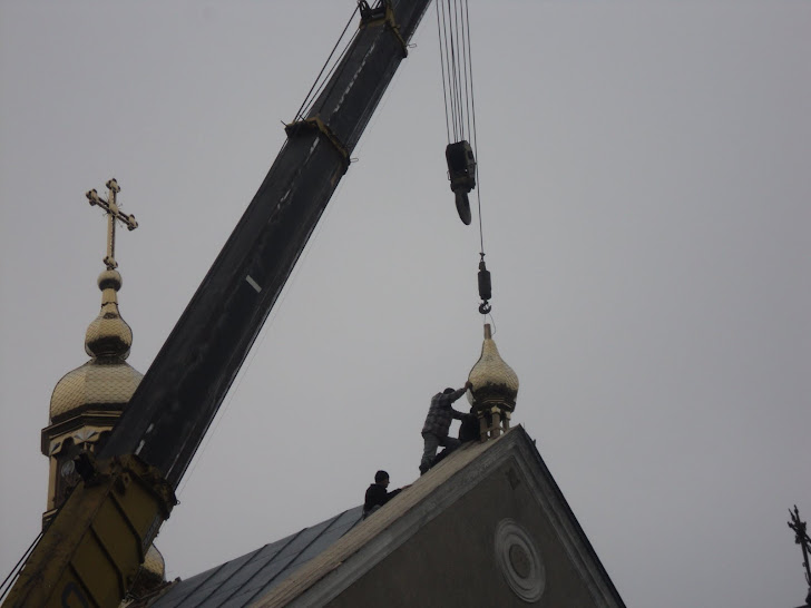 Робочий процес із встановлення малого купола на парафіяльній церкві