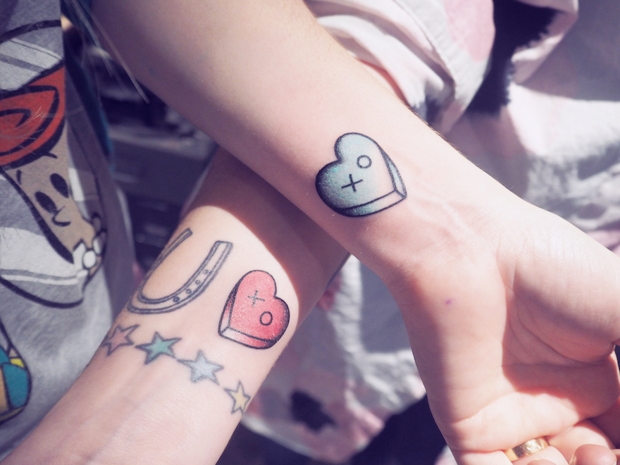 tatuaje del simbolo XOXO , una idea original para tatuajes de amigas