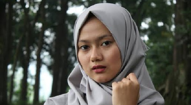 Aas Hanifah Wanita Cantik Hobi Nyanyi Akustik