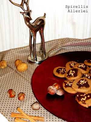 So, und nun zu den kleinen Keksen zurück -  es ist nämlich bald Weihnachten! (Naaaa, bekommt jetzt hier grad jemand einen kleinen Geschenke-Stress-Anfall?) Hihi, naja auf alle Fälle muss ich mich einstimmen, und wenn es schon keinen Schnee und weiße Glitzersternchen am Himmel gibt, dann wenigstens haufenweiße Kekse :)