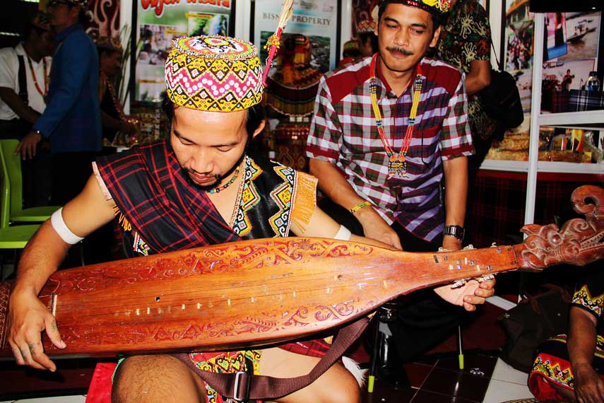 Sape, Alat Musik Tradisional Dari Kalimantan Timur - Cinta Indonesia