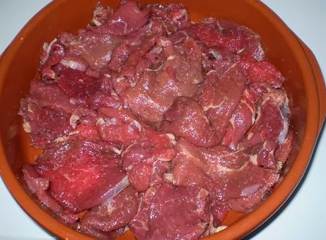 carne já temperada descansando Ingredientes da receita de carne assada com pimentão