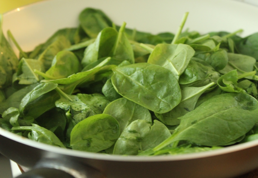 шпинат в духовке. вьетнамский шпинат. шпинат в духовке. шпинат в духовке. как пожарить листочки шпината с яйцом.