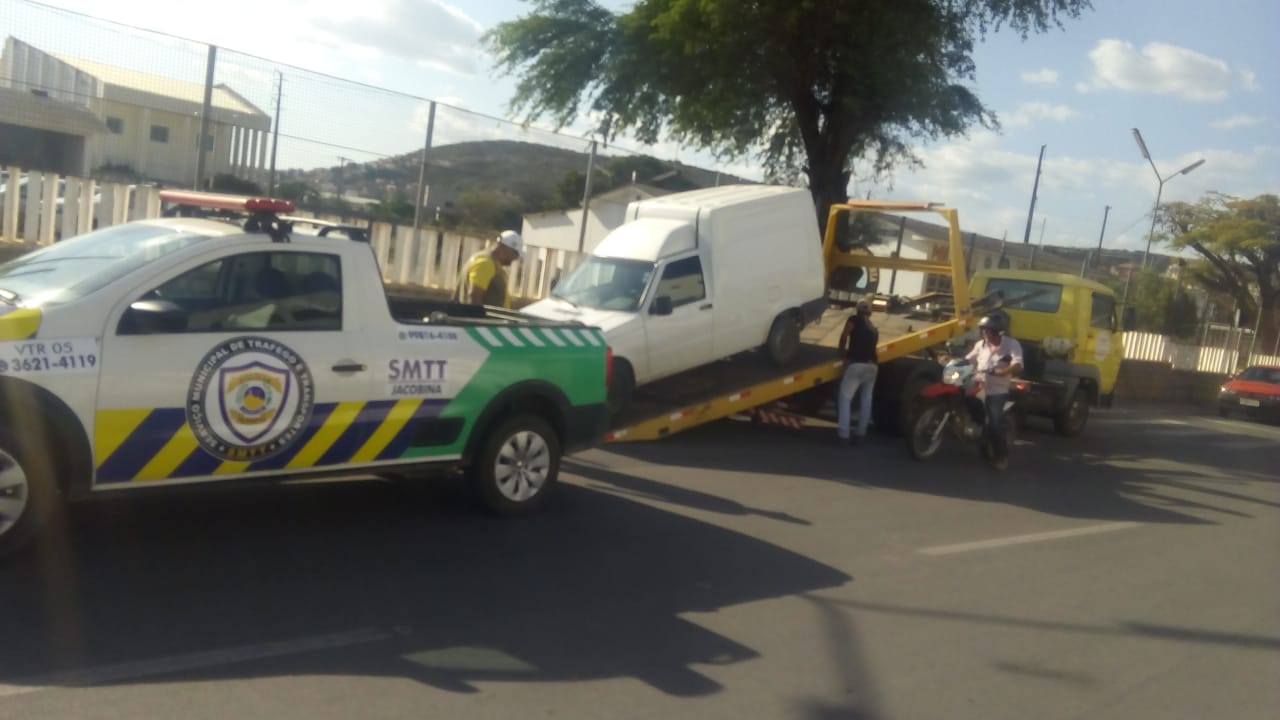 Motorista é flagrado ao celular e faz gesto obsceno para agentes em Jacobina; carro é guinchado