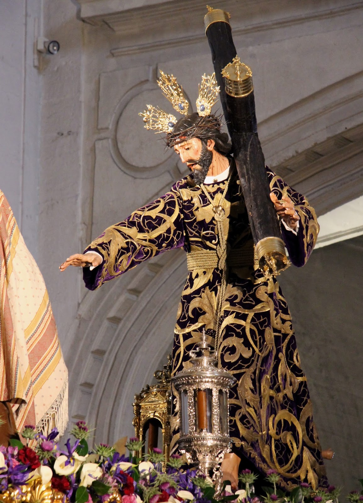 Jesús con la Cruz al hombro
