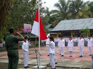 Upacara Peringatan Hari Guru 2013 di SMA Negeri 1 Teluk Kuantan Khidmat