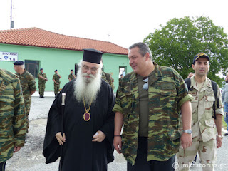 Συνάντηση του Μητροπολίτη Καστοριάς με τον Υπουργό Εθνικής Αμύνης στα ελληνοαλβανικά σύνορα (σειρά φωτογραφιών)