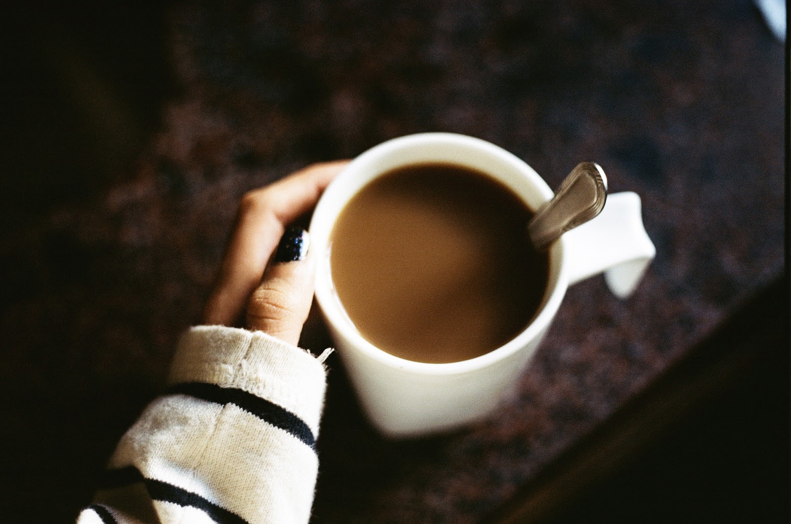 Usually drink coffee. мужчина пьет кофе. Drinking coffee. кружка рука. взрослая пара общается с врачом красивые картинки.