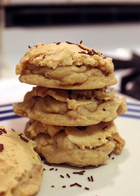 Lofthouse-Style Peanut Butter Chip Cookies with Peanut Butter Frosting by freshfromthe.com