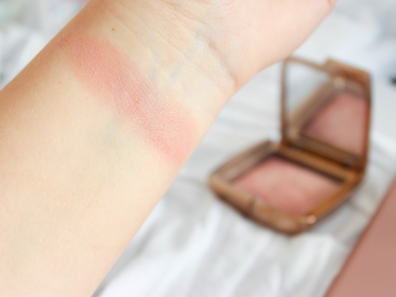 hourglass-tvarenka-mood-exposure-swatch