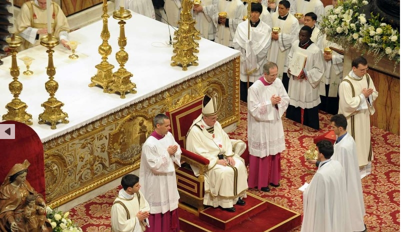 Liturgia Papal: Vasos sagrados dorados