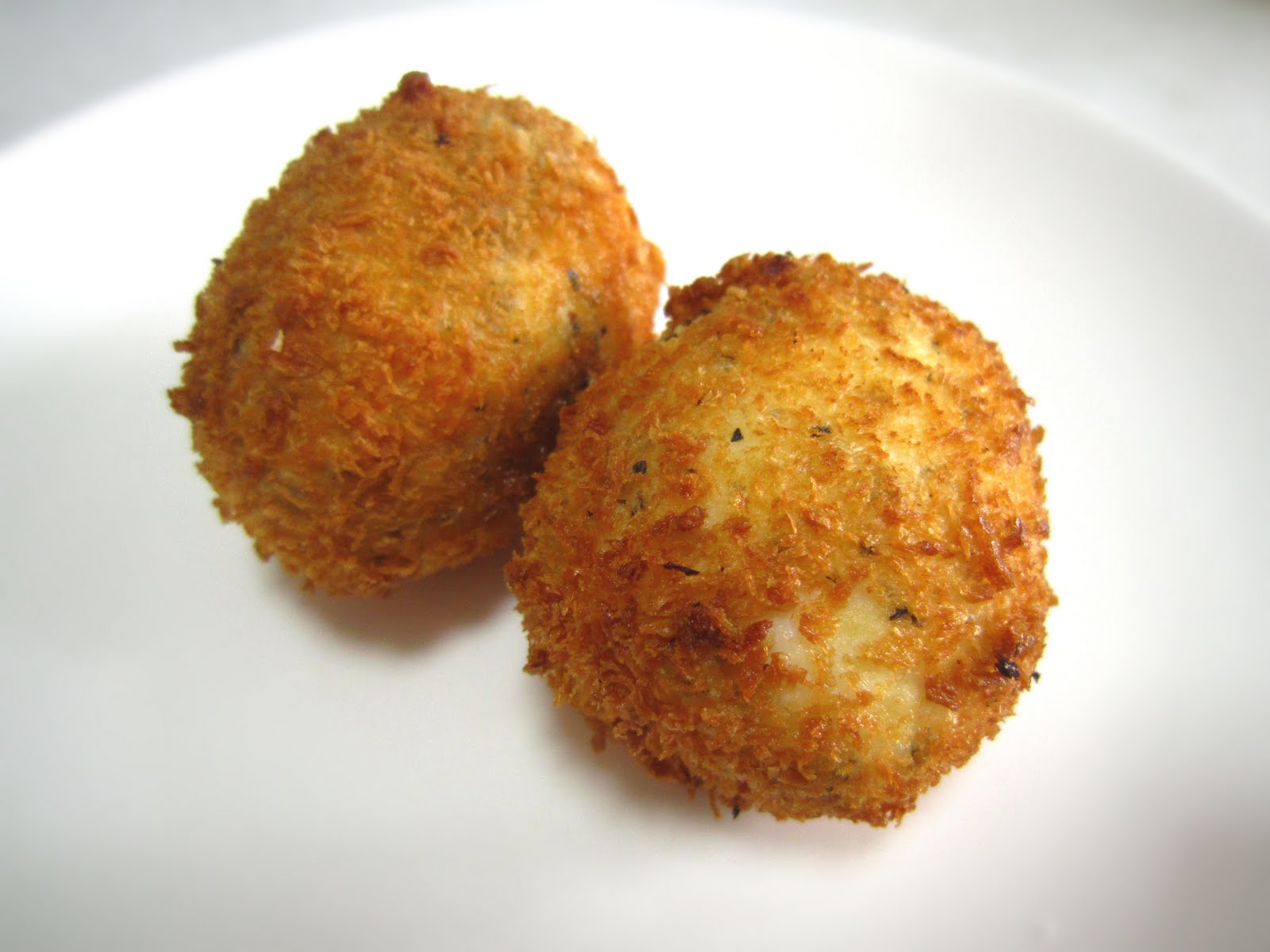 котлета по шотландски. рыба яйцо сухари яйцо. рыба яйцо сухари яйцо. картофельные котлеты в панировке. рыба яйцо сухари яйцо.