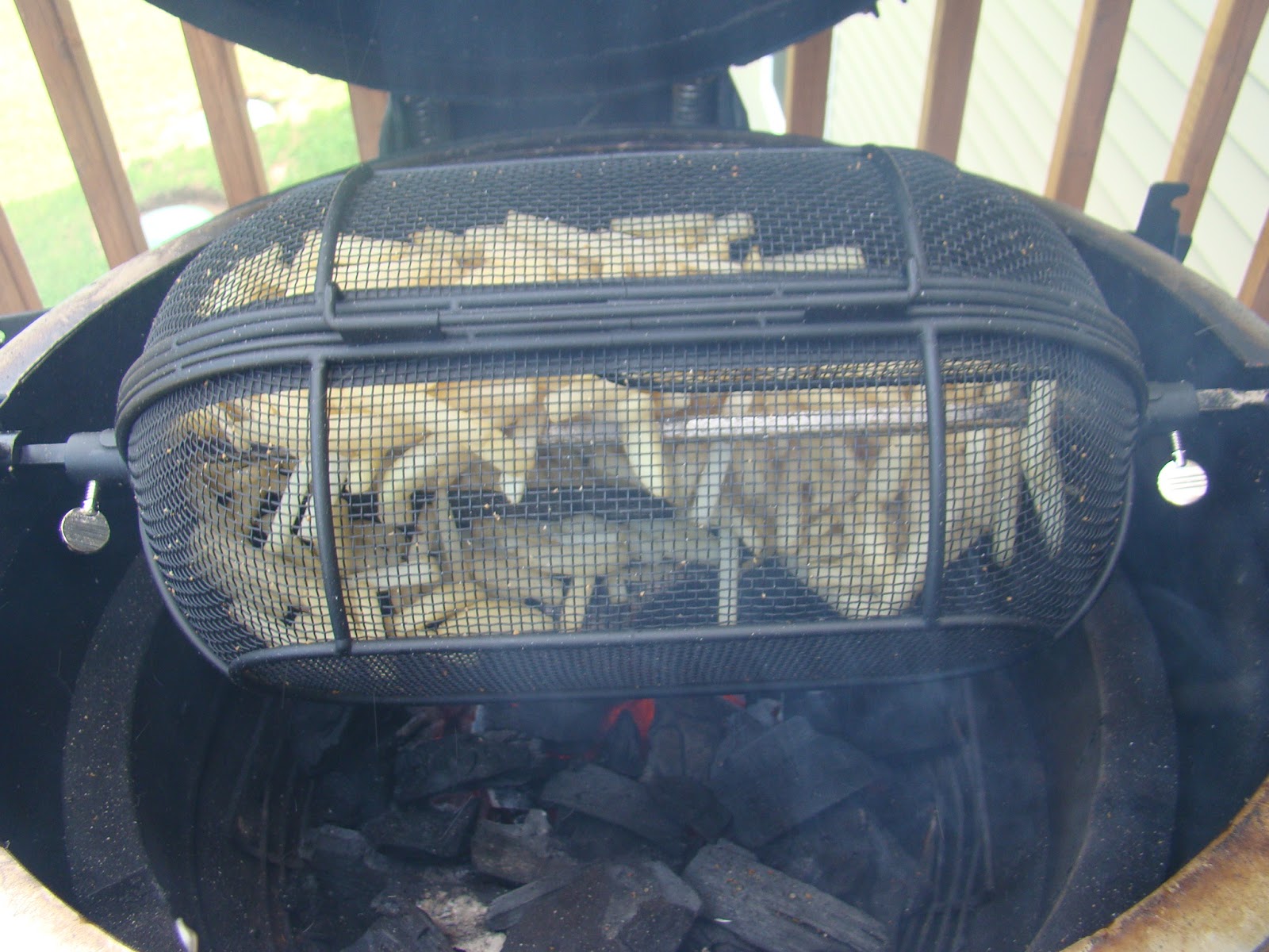 Kamado Joe Grilling Passion er Premium Fine Mesh Rotisserie Basket