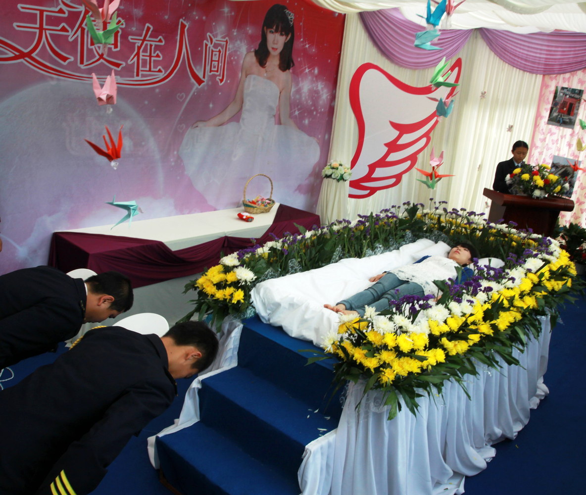 Свадьба поминки. Траурная церемония в Китае. Цветы на гроб. Похоронные обряды в Китае.