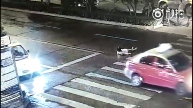 Bikin Geram!! Ada Wanita Kecelakaan, Orang Di Sekitarnya Malah Diam Saja, Simak Video Ini Bikin Geram!! Ada Wanita Kecelakaan, Orang Di Sekitarnya Malah Diam Saja, Simak Video Ini