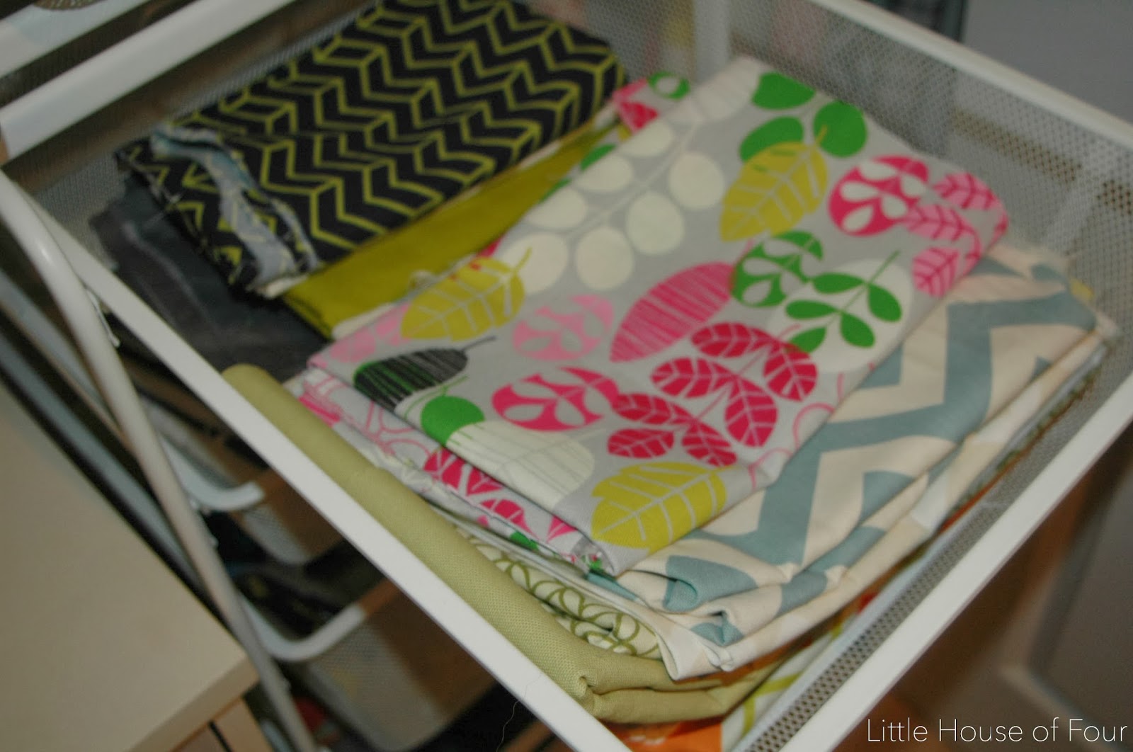 10 creative solutions for storing fabric - Littlehouseoffour.com