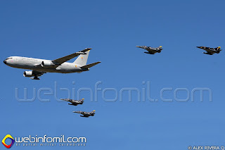 Formacion de aviones KC-767 y cazabombarderos Kfir de la FAC.
