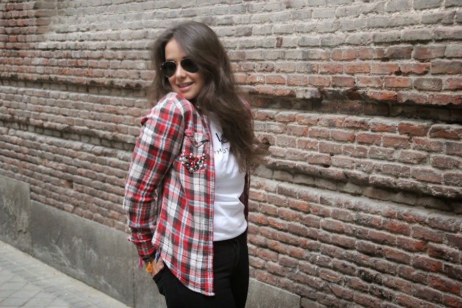 DIY Customiza tu camisa de cuadros con tachuelas y abalorios. Blog diy y costura