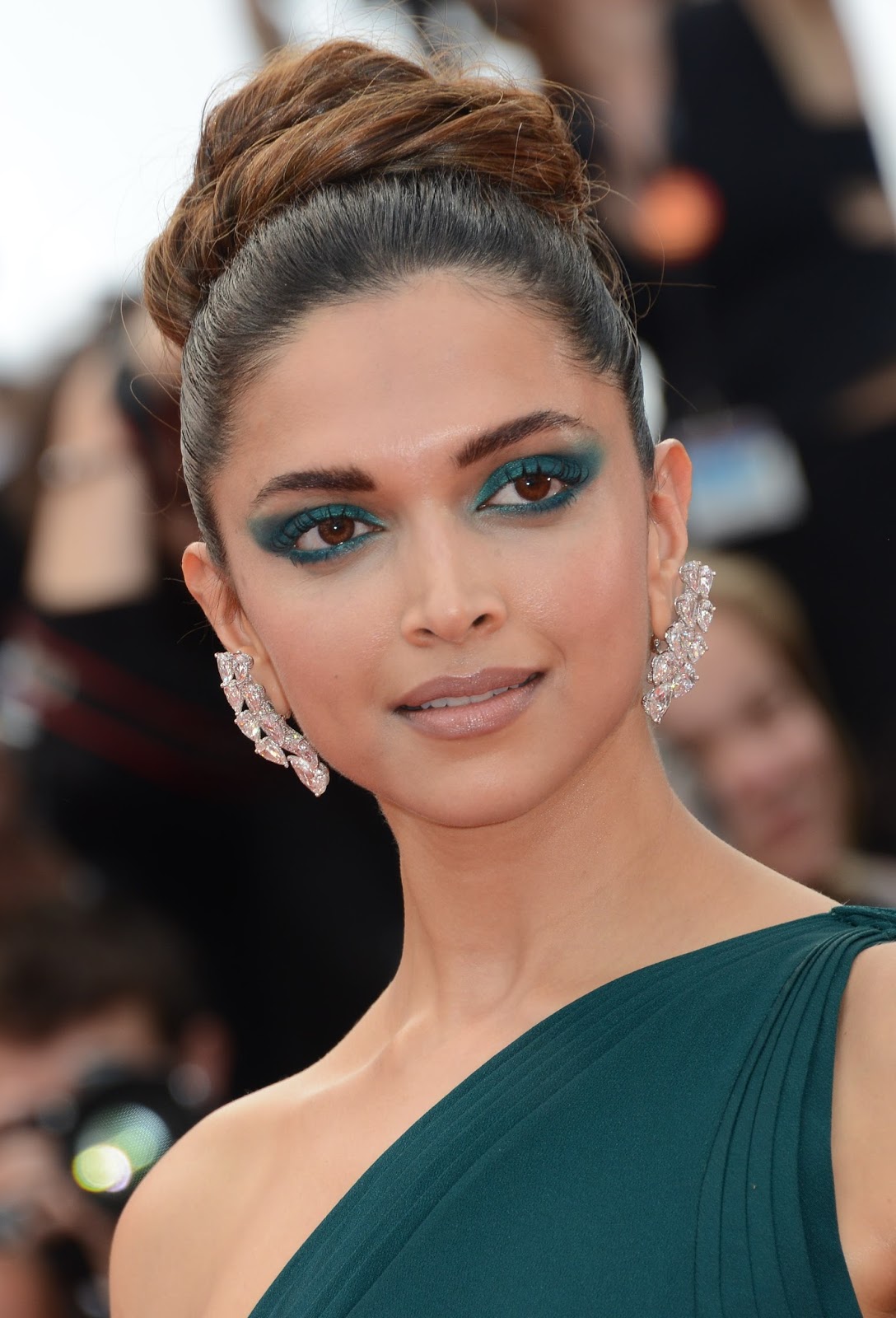 Deepika Padukone Irresistibly Sexy in a Green Brandon Maxwell Gown At 'Loveless (Nelyubov)' Premiere During The 70th Cannes Film Festival 2017
