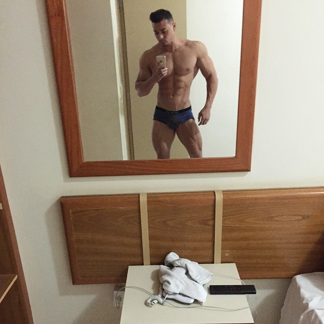 De cueca, Felipe Franco tira selfie diante do espelho e confere o físico sarado. Foto: Arquivo pessoal