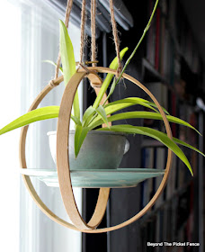 use an embroidery hoop and a saucer to make a plant hanger