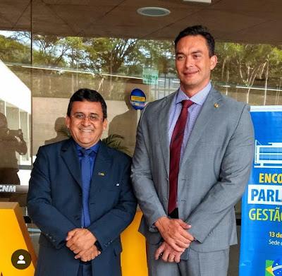 O baixinho prefeito Naldinho com o gigante senador Styvenson, em ...