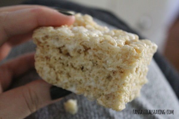 Browned Butter Pumpkin Spice Rice Krispies Treats // Only four ingredients to make the best fall treat you'll ever eat! #recipe #ricekrispies #pumpkinspice #snack