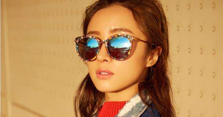 Hu Bingqing poses for fashion magazine China Entertainment News