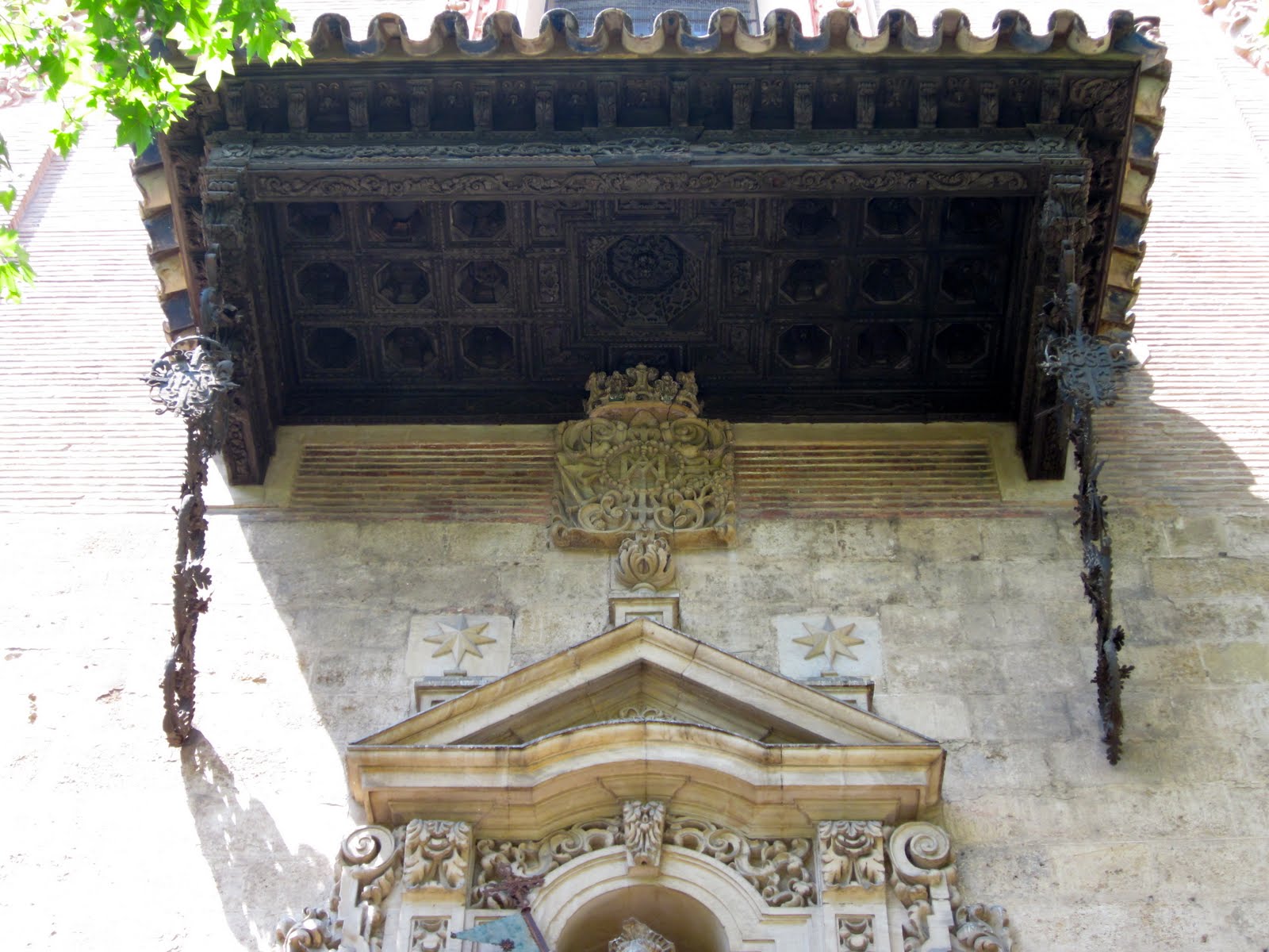 EL DRAGON DORADO ANDALUCIA , EL ARTE ESTA EN LA CALLE