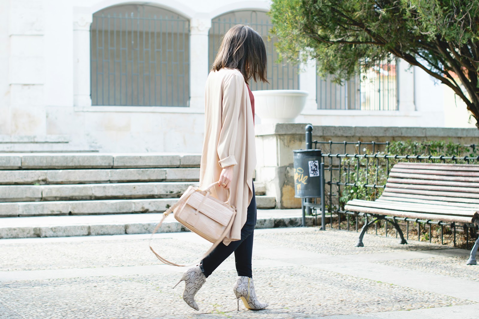 Look de Ponte unos tacones con botines de serpiente
