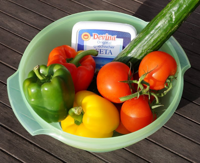 Mein bunter Sommersalat ist bei uns bereits ein Klassiker geworden! Wir essen ihn total gern zum Grillen, aber auch einfach so, denn er ist frisch, knackig und bei heißem Wetter genau das Richtige!