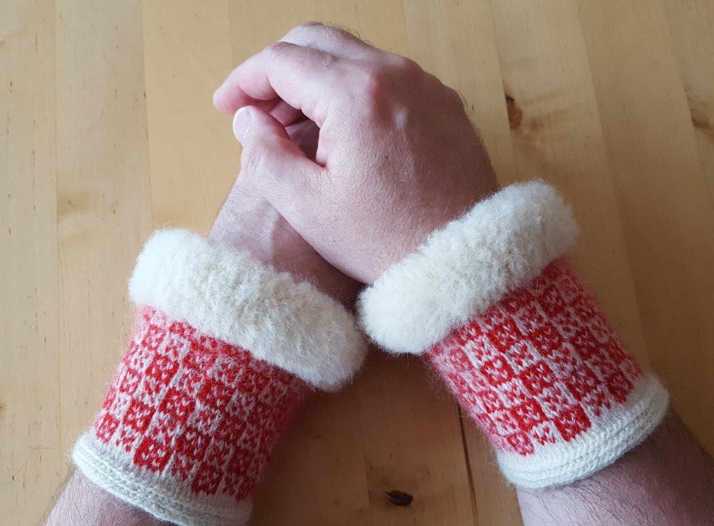 Lappone Wristwarmers (wristlets) for men in Twined knitting