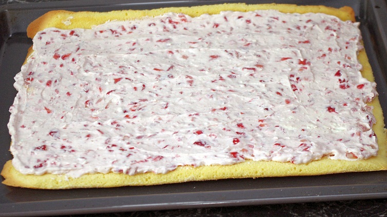 stuttgartcooking: Biskuit-Roulade mit einer Erdbeer-Füllung stuttgartcooking: Biskuit-Roulade mit einer Erdbeer-Füllung