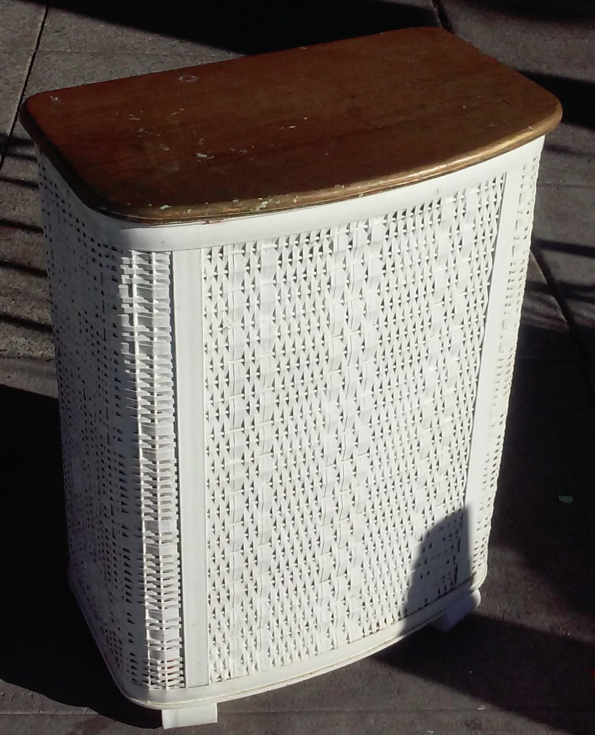 UHURU FURNITURE & COLLECTIBLES SOLD Vintage Wicker Hamper 10