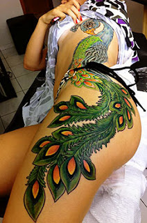 Fotos de tatuagens de pavão na coxa feminina