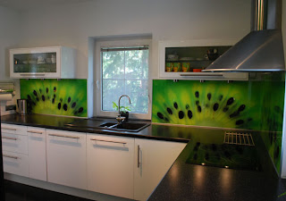Kuhinja črno bela, visoki sijaj. Na steni foto tapeta - prerez kivija.