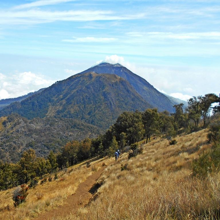 Mengetahui 10 Gunung Tertinggi di Pulau Jawa - ilmumenara